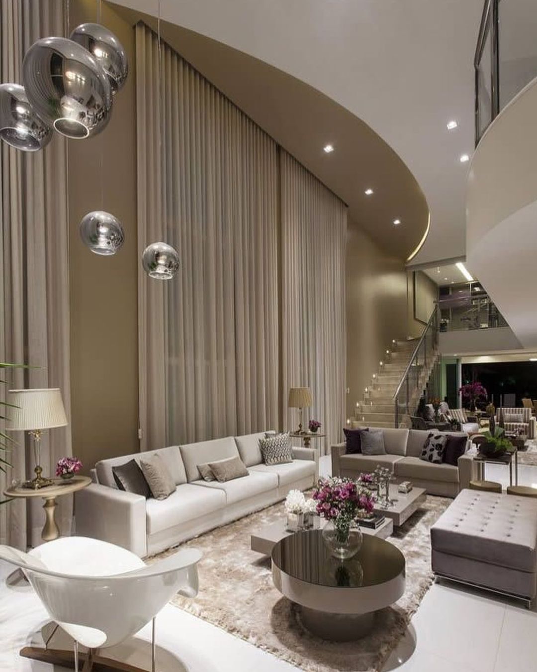 Cortina luxuosa em sala de pé direito duplo