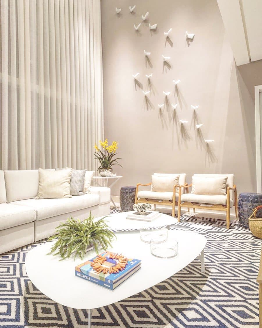 Cortinas em sala de estar com decoração artística