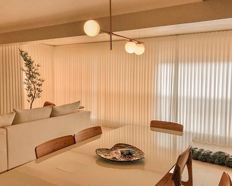 Cortina branca em sala de jantar