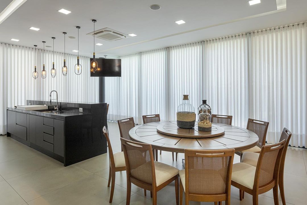 Cortinas verticais em cozinha gourmet