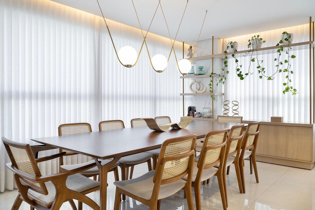 Cortinas verticais em sala de jantar
