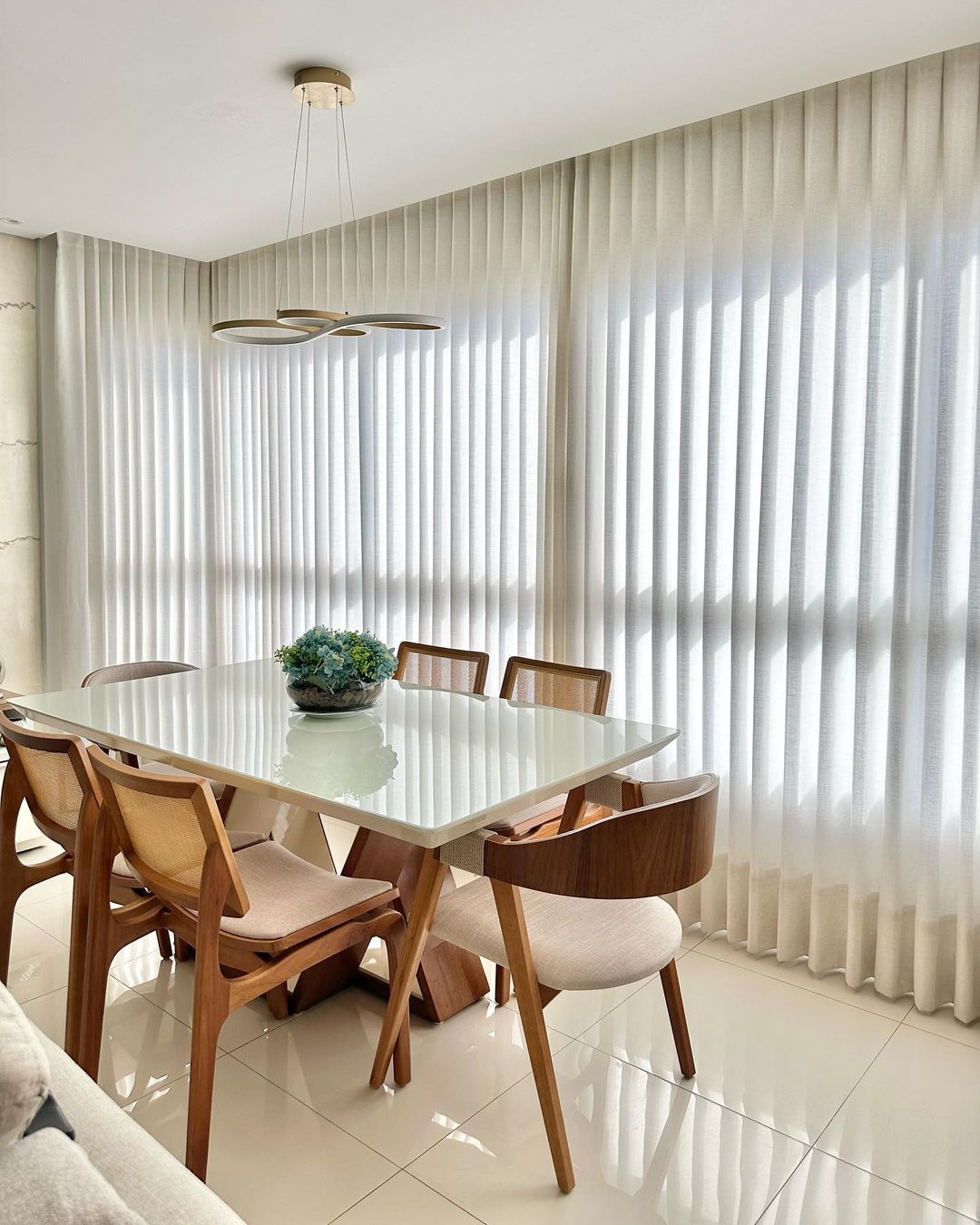 Cortina branca em sala de jantar