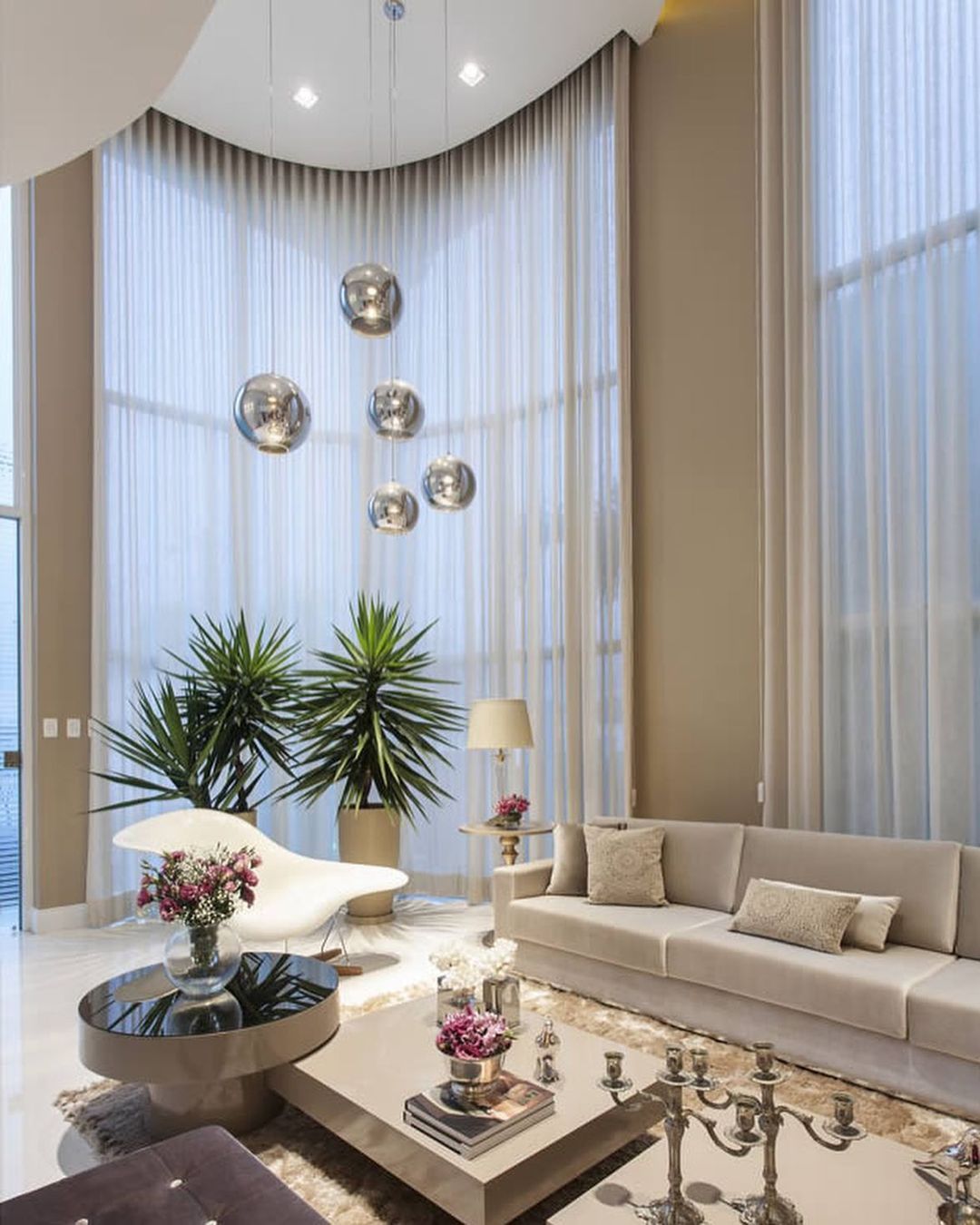 Cortinas em sala de estar luxuosa