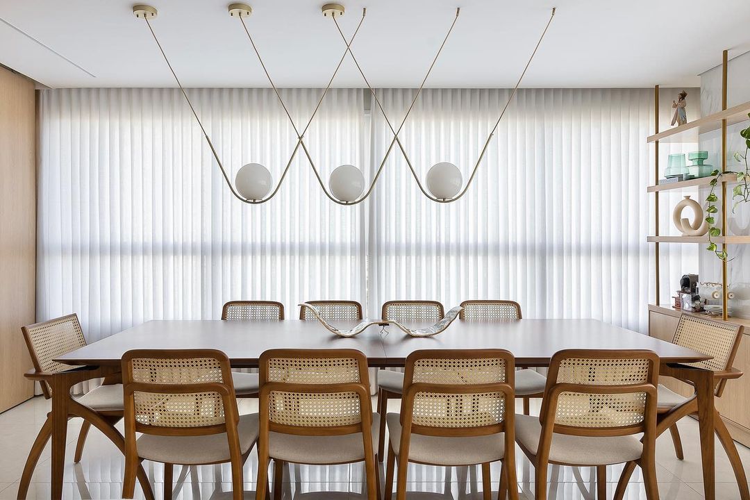 Cortinas verticais em sala de jantar ampla