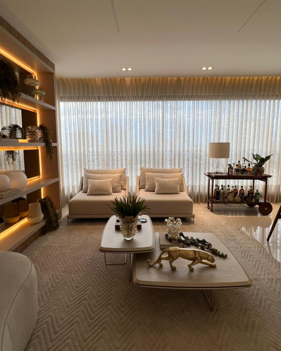 Cortinas brancas com bandô em sala com iluminação ambiente