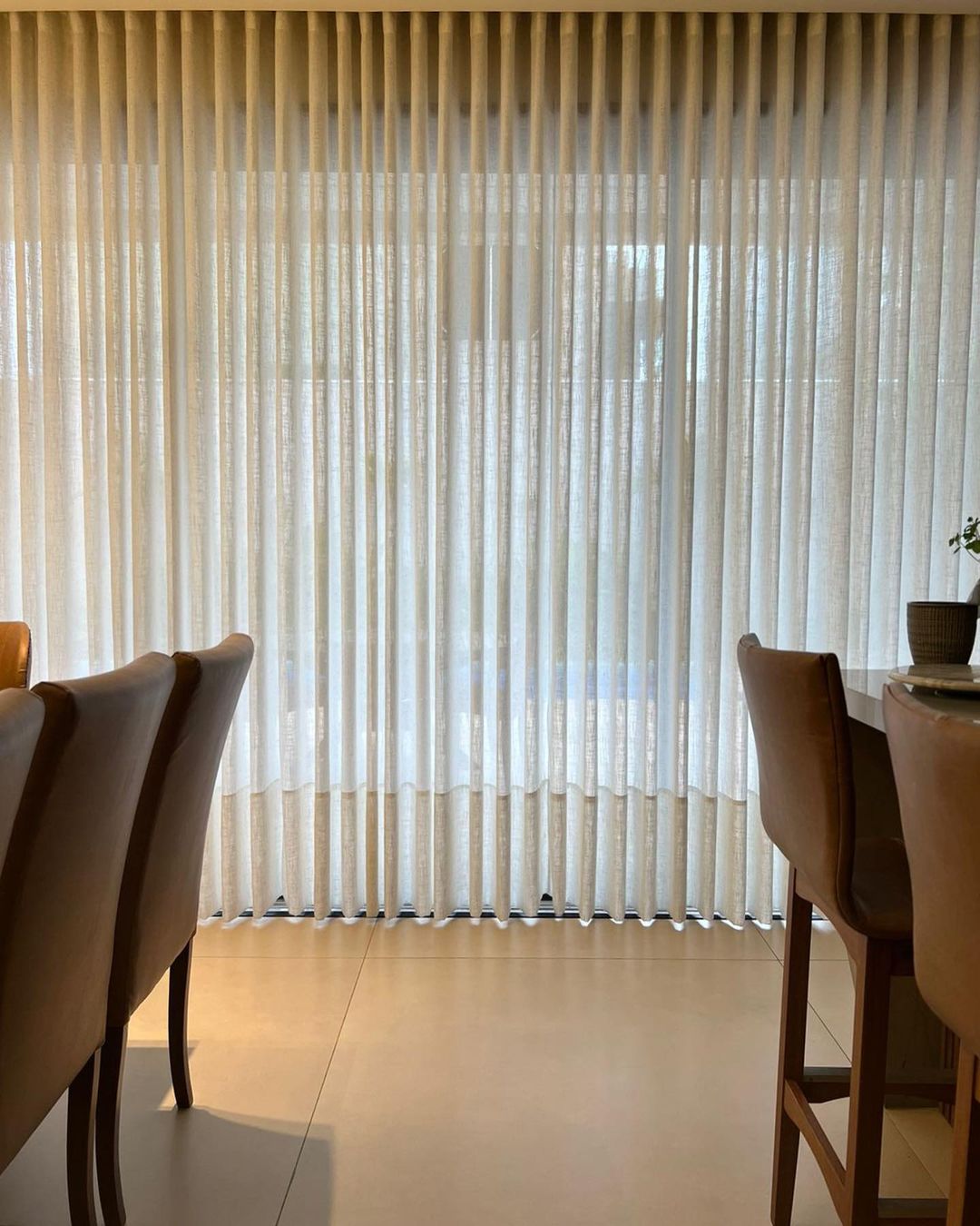 Cortinas brancas translúcidas em sala de jantar com iluminação natural