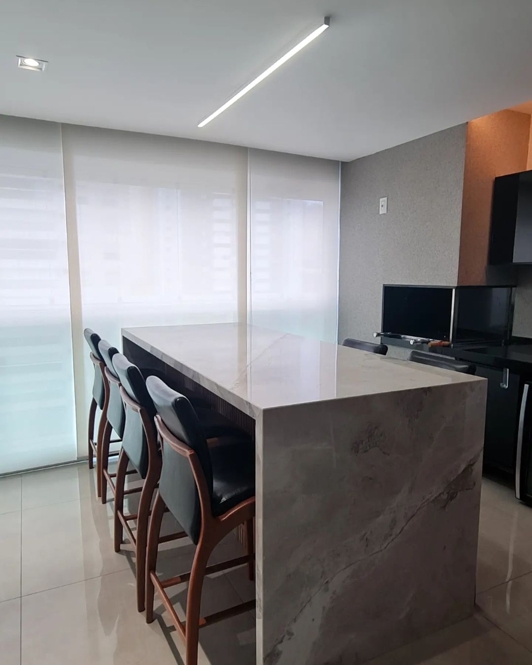 Persianas rolô translúcidas em área gourmet com bancada de mármore