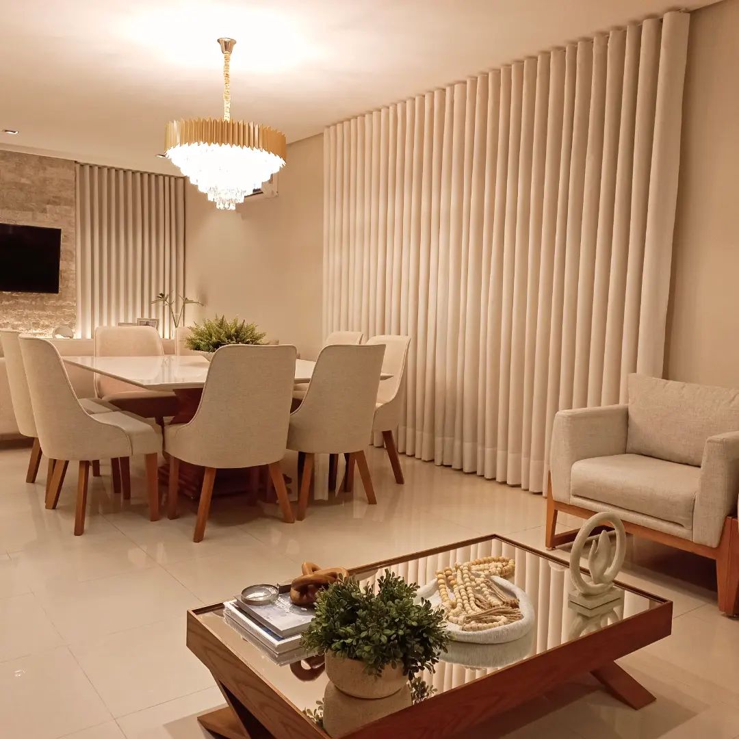 Cortinas bege em sala de jantar elegante com lustre de cristal