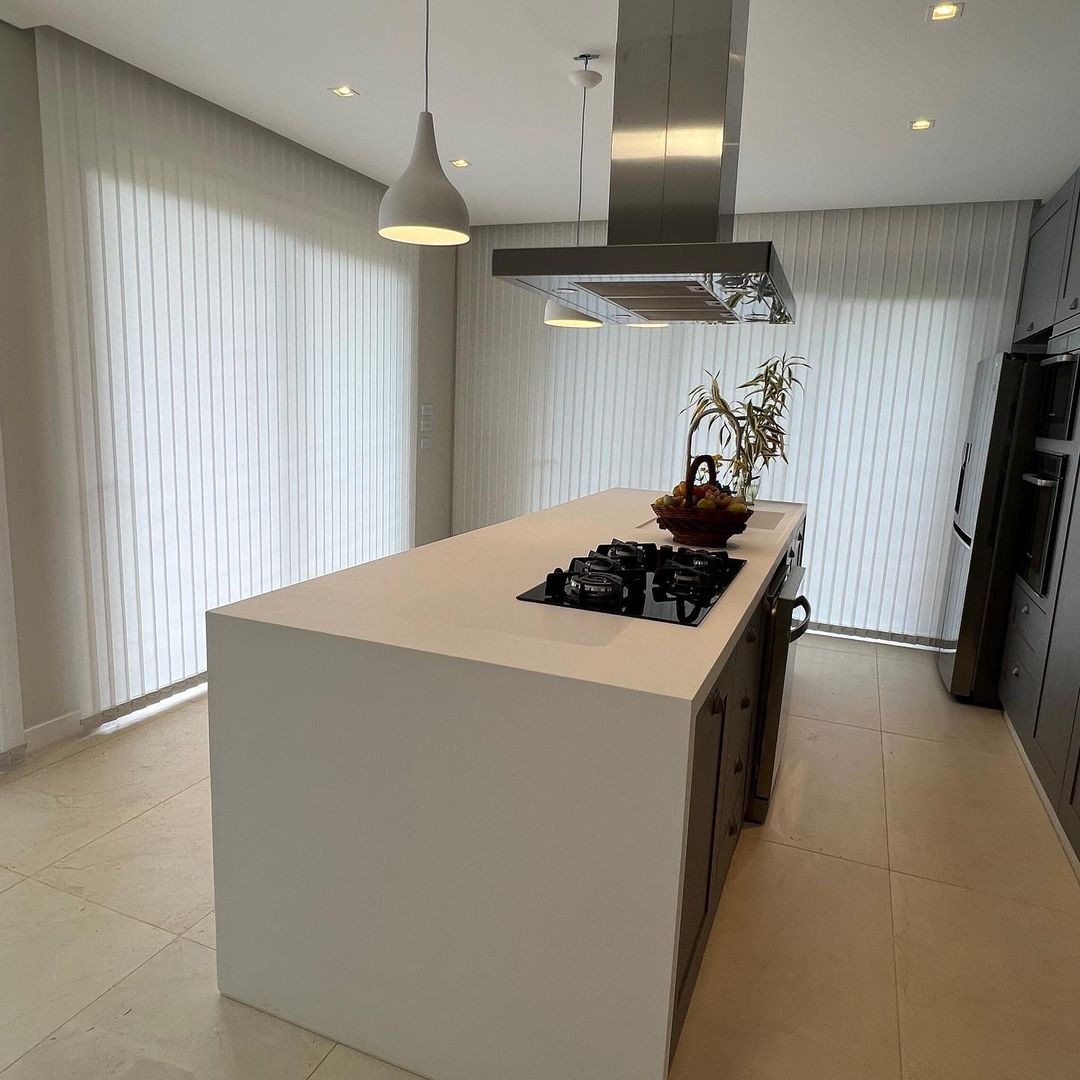 Persianas verticais brancas em cozinha gourmet com ilha central