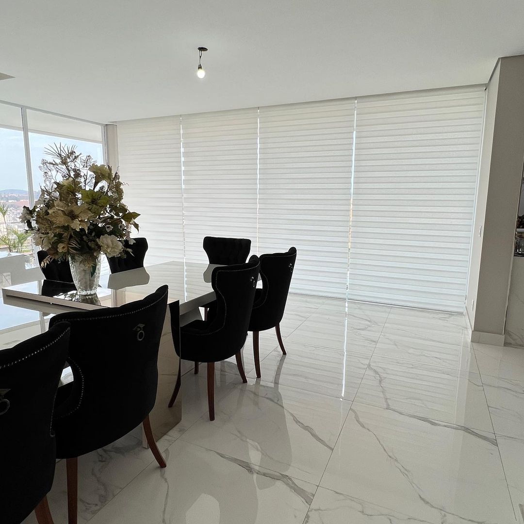 Persianas horizontais brancas em sala de jantar sofisticada com cadeiras pretas