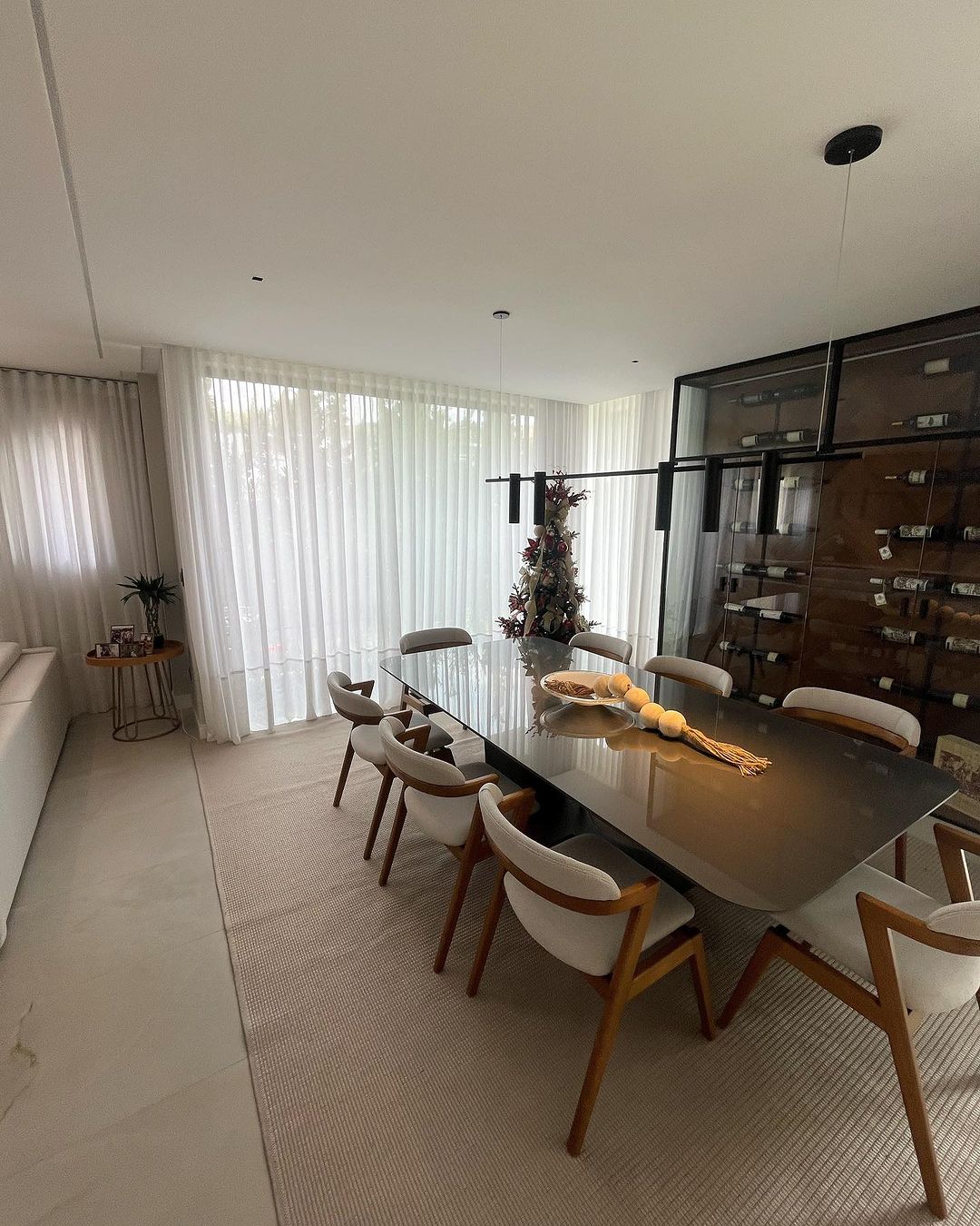 Cortinas brancas em sala de jantar com decoração natalina