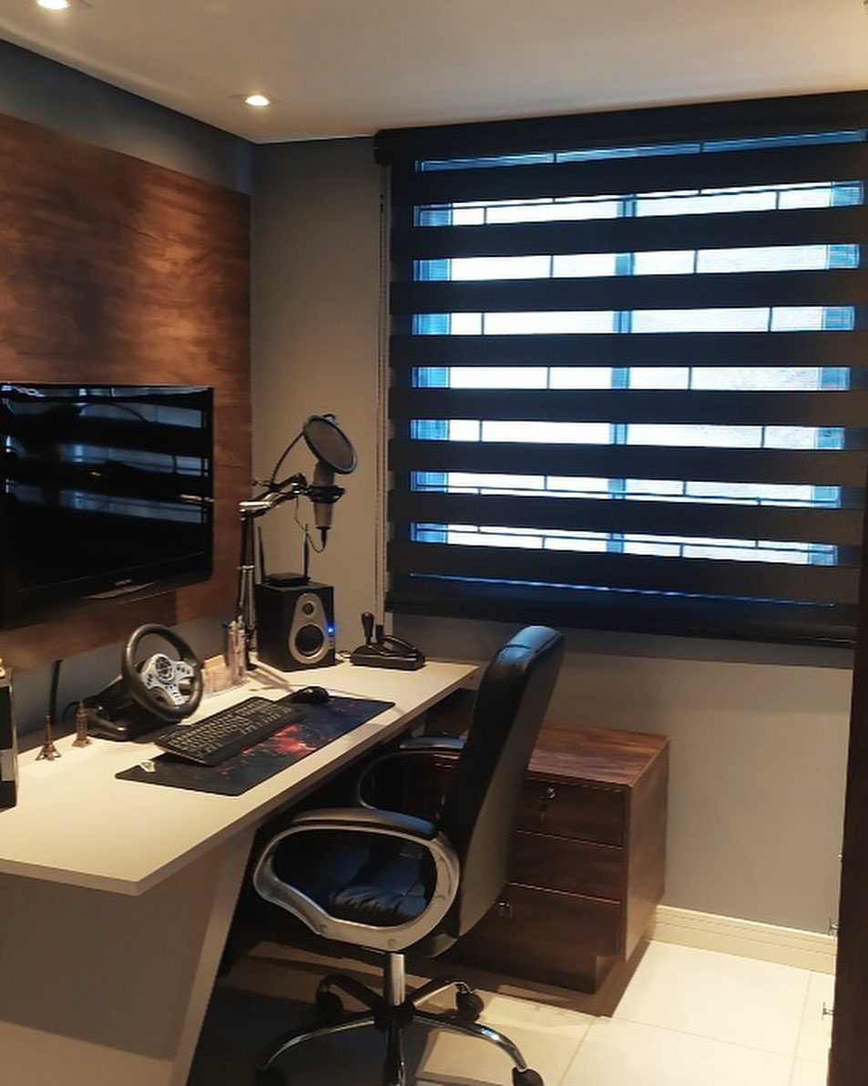 Persiana zebra preta em home office gamer com setup completo