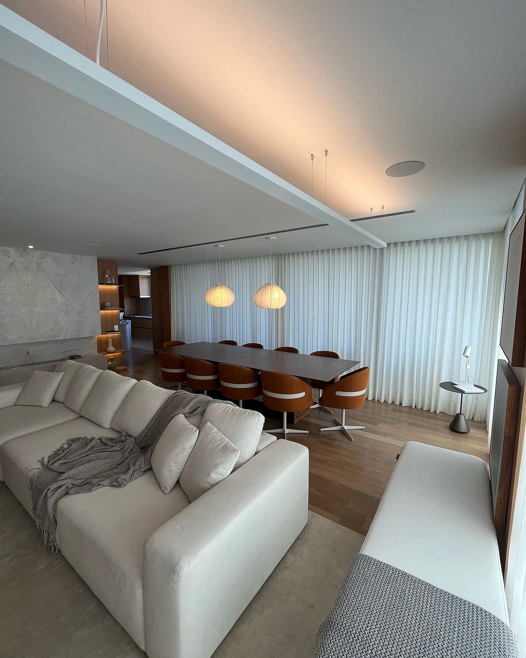 Cortinas brancas em sala integrada com jantar