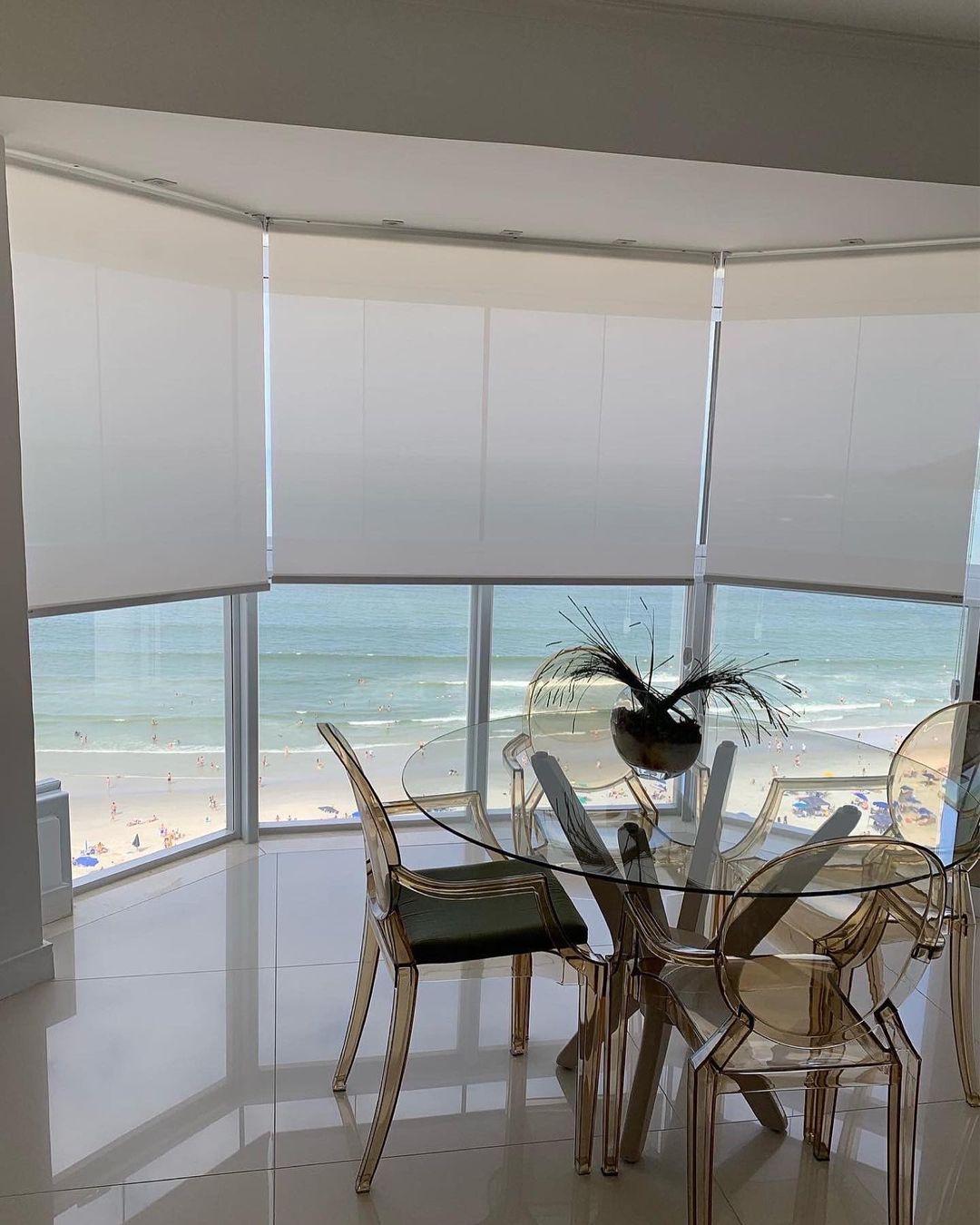 Persianas rolô brancas em sala de jantar com vista panorâmica para o mar