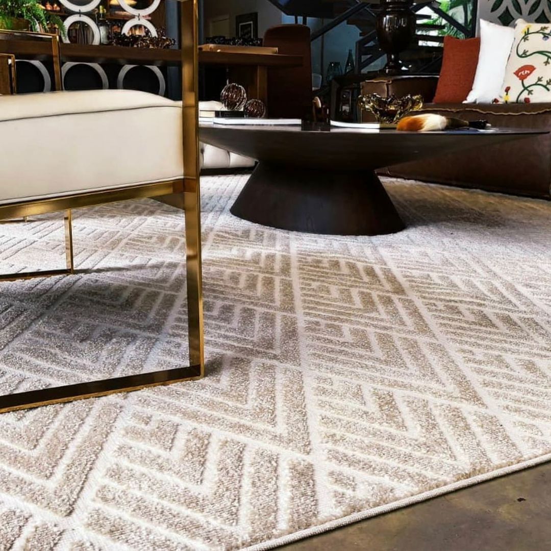 Tapete bege com padrão losango em sala de estar luxuosa