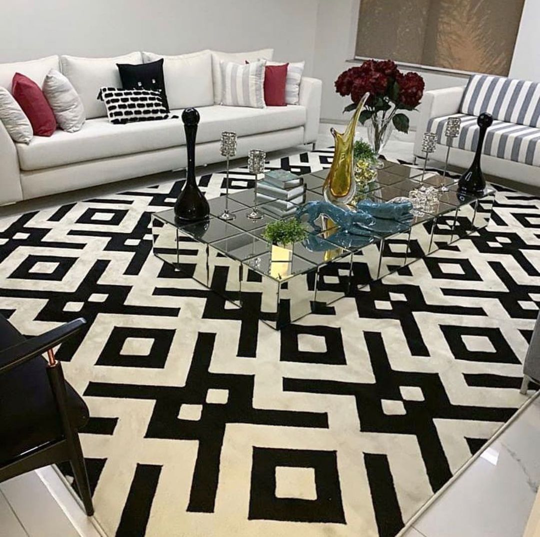Tapete preto e branco com padrão geométrico bold em sala moderna