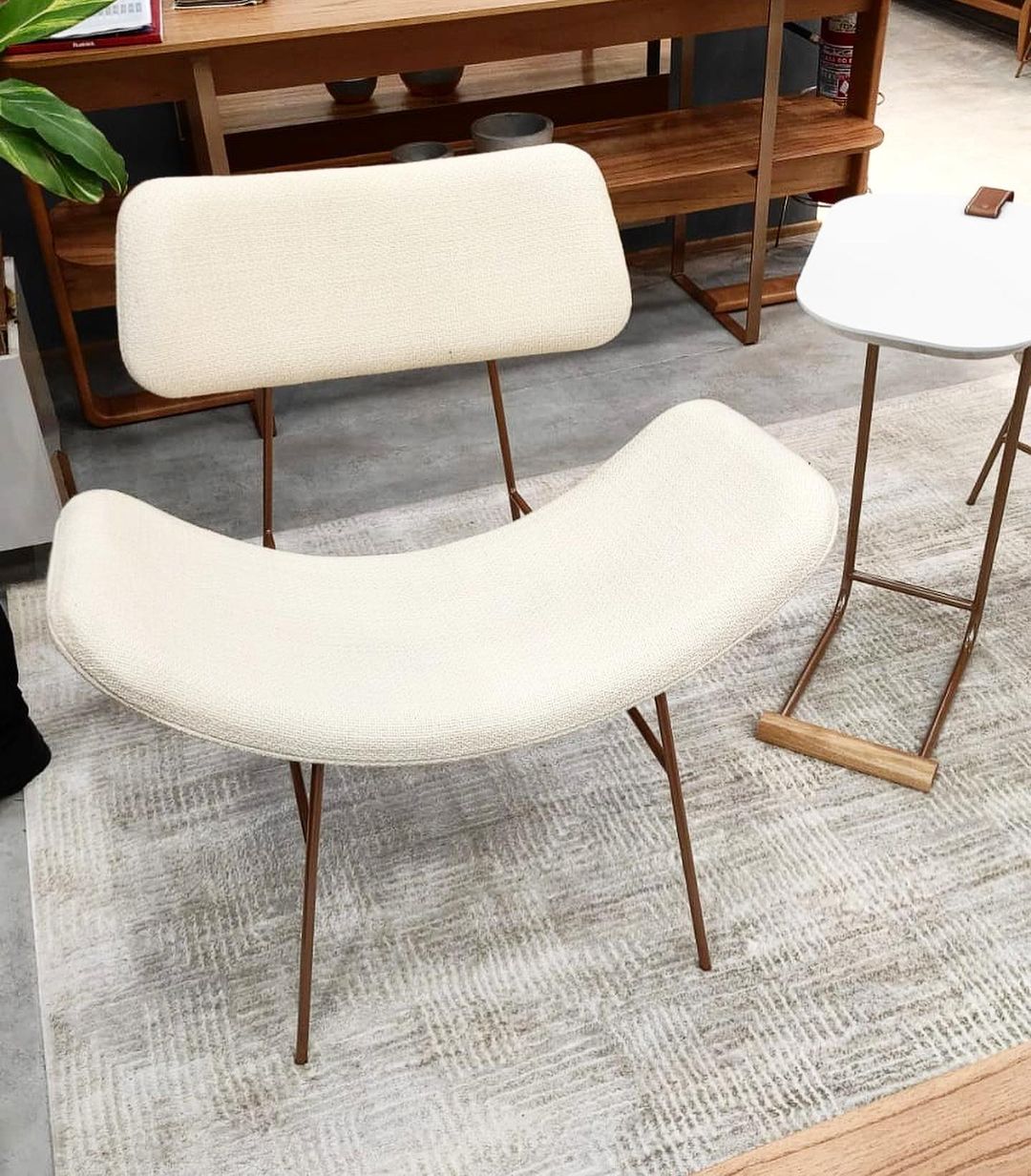 Tapete cinza abstrato com cadeira design minimalista