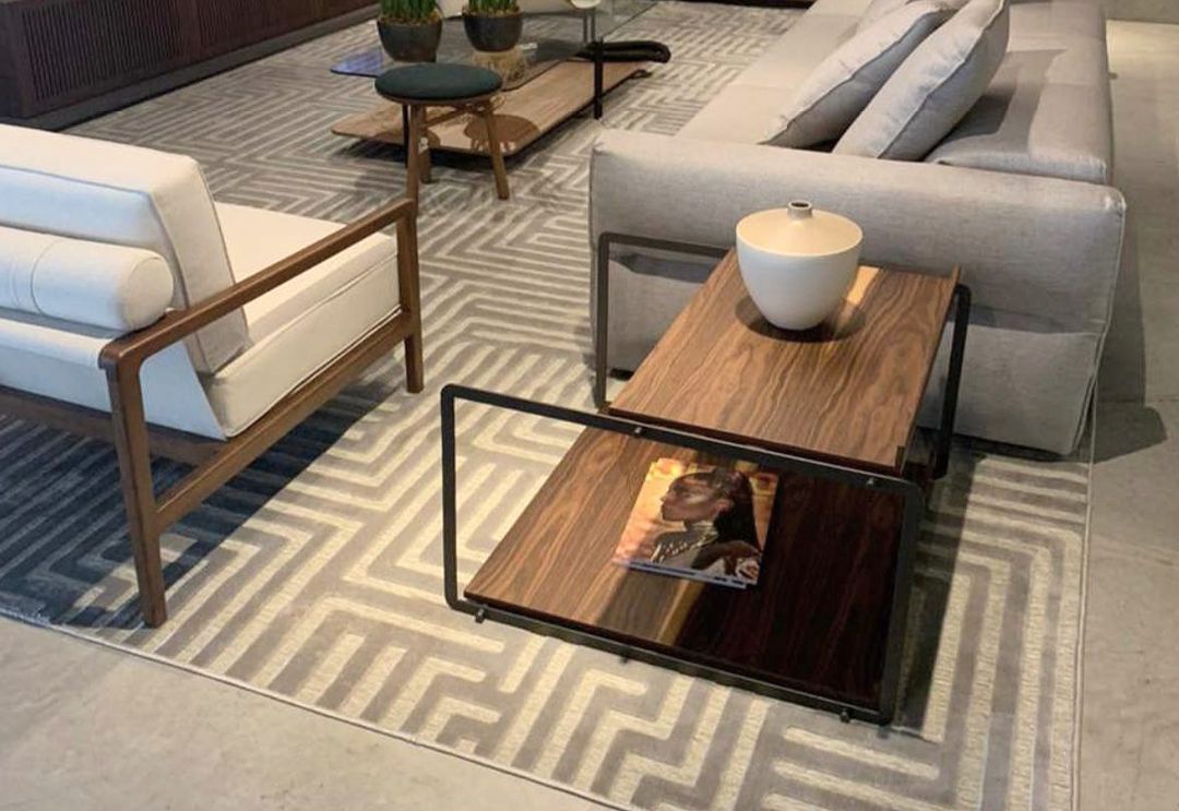 Tapete geométrico padrão labirinto em cinza e creme