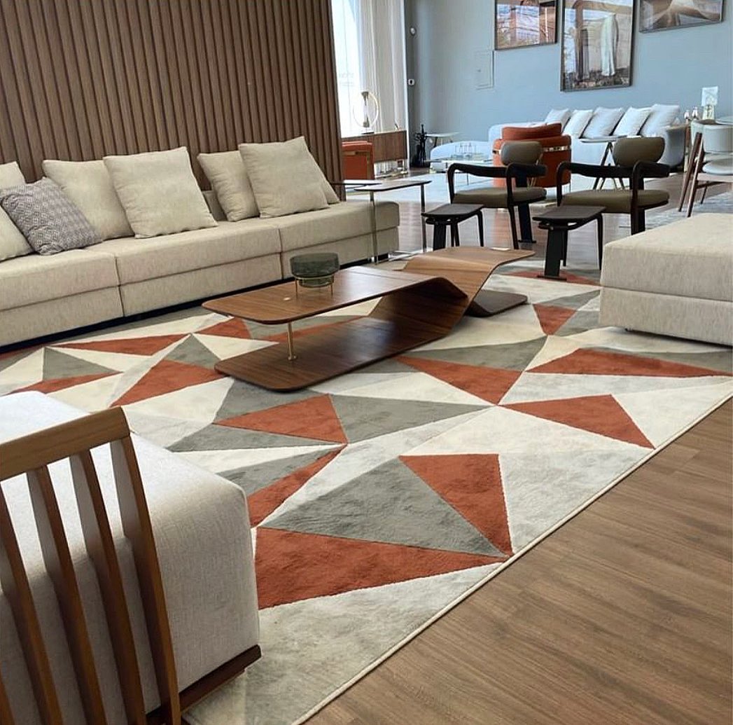 Tapete geométrico em terracota, cinza e creme com padrão triangular