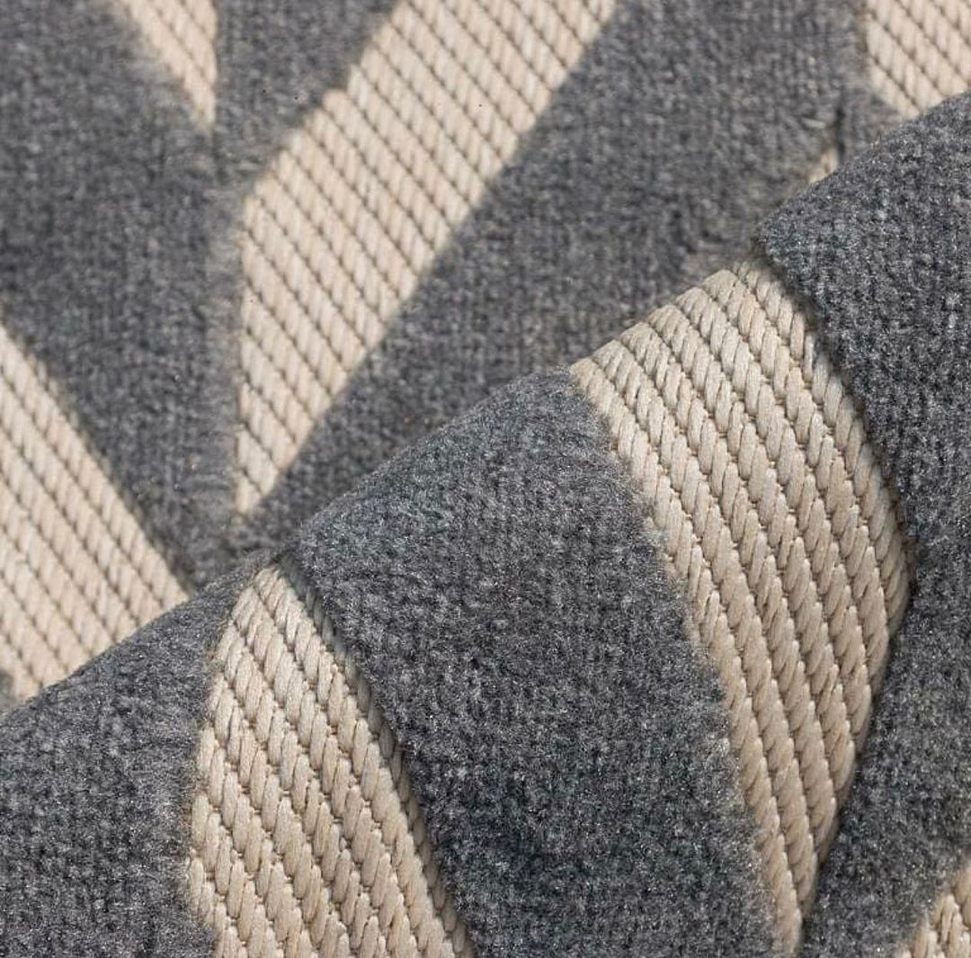 Tapete listrado em cinza e creme com textura chevron
