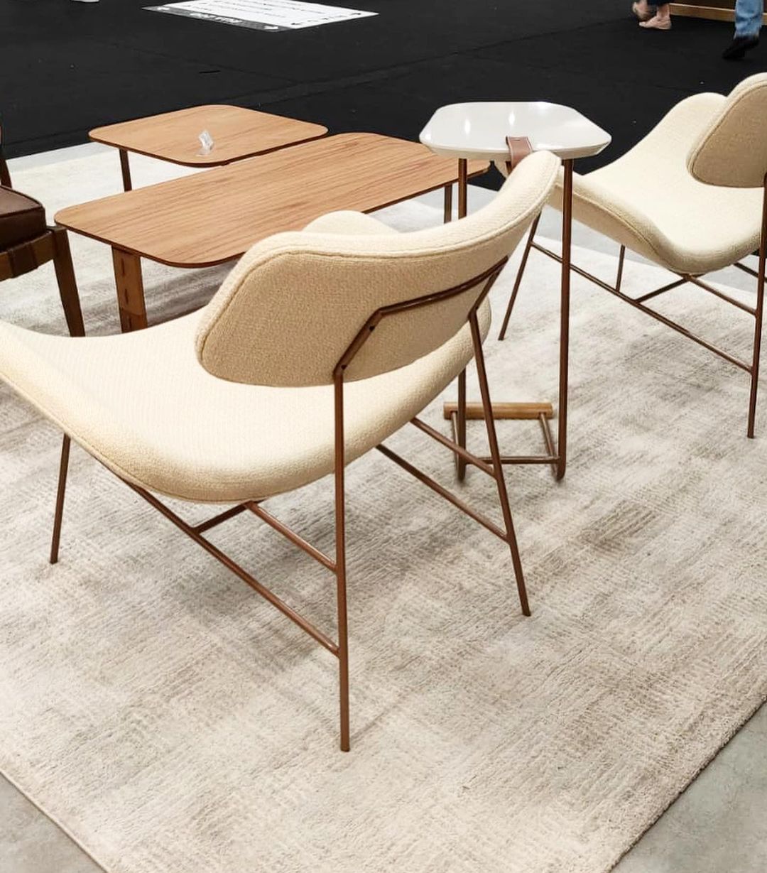 Tapete bege abstrato com cadeiras modernas de design