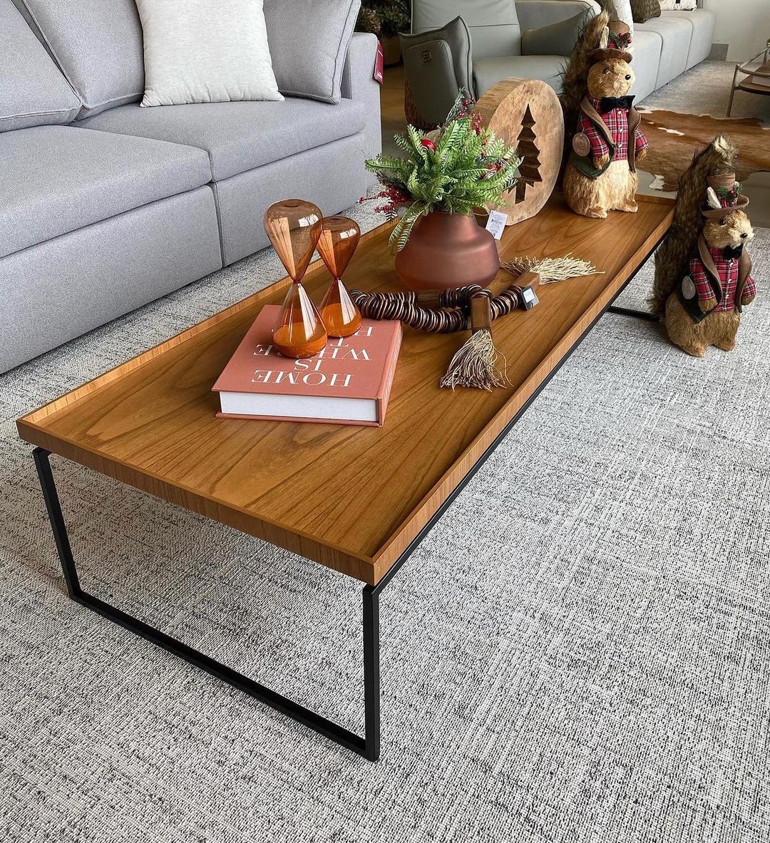 Tapete cinza texturizado em sala com sofá e mesa de centro de madeira