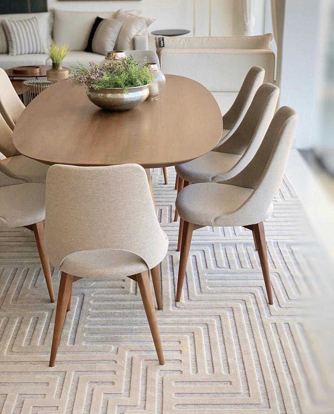 Tapete padrão labirinto em sala de jantar com mesa oval