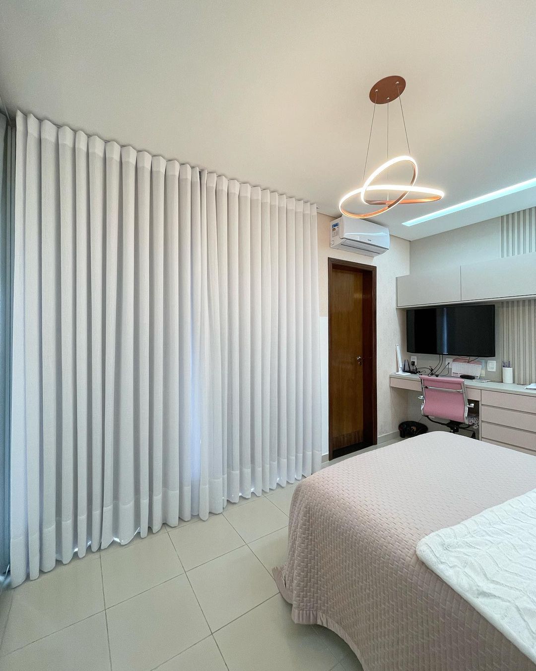 Cortinas brancas plissadas em quarto com home office