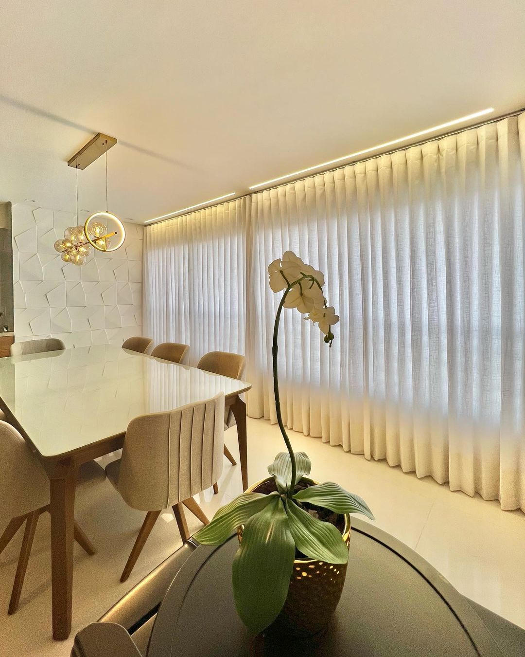 Cortinas bege em sala de jantar elegante