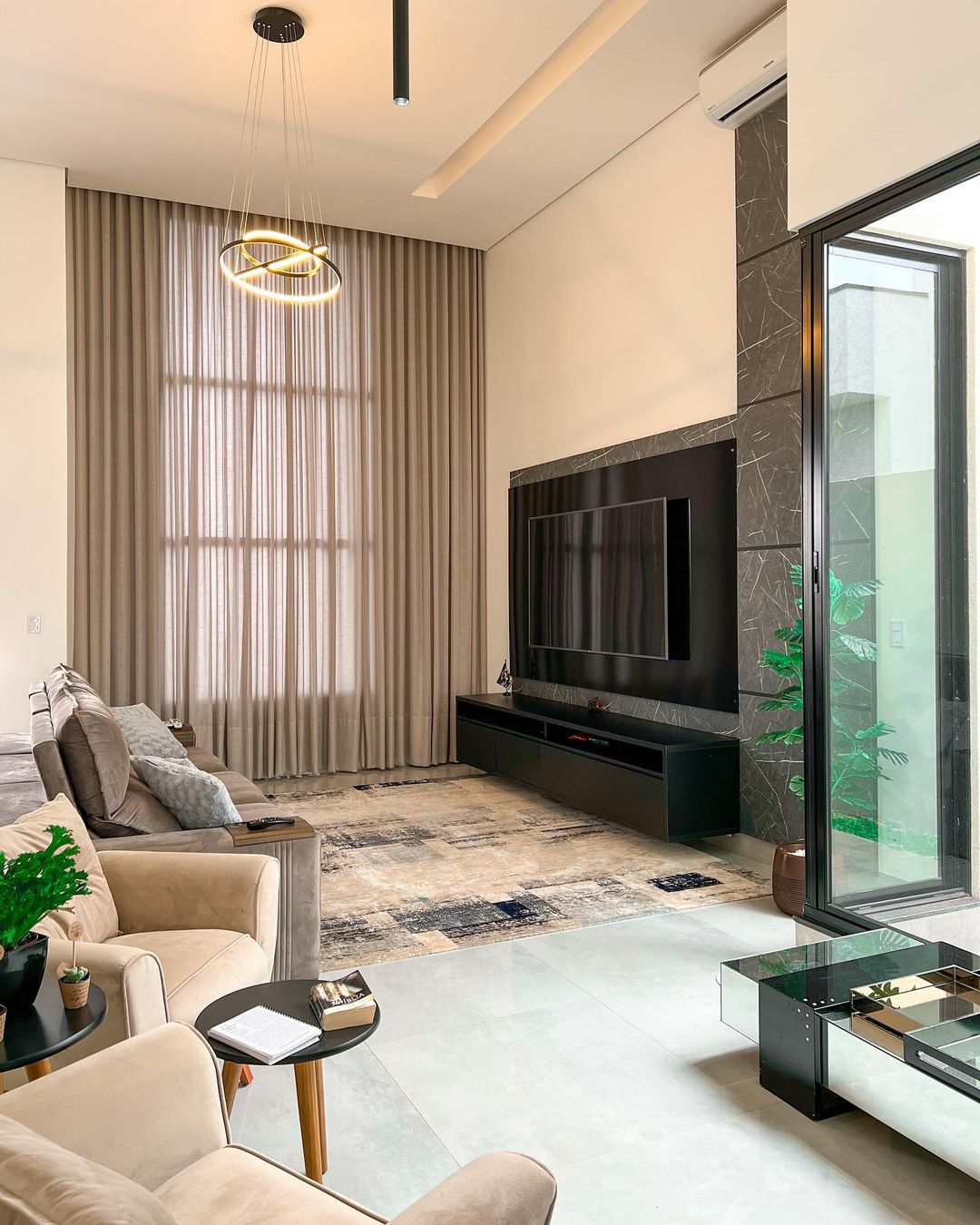 Cortinas bege em sala de estar moderna