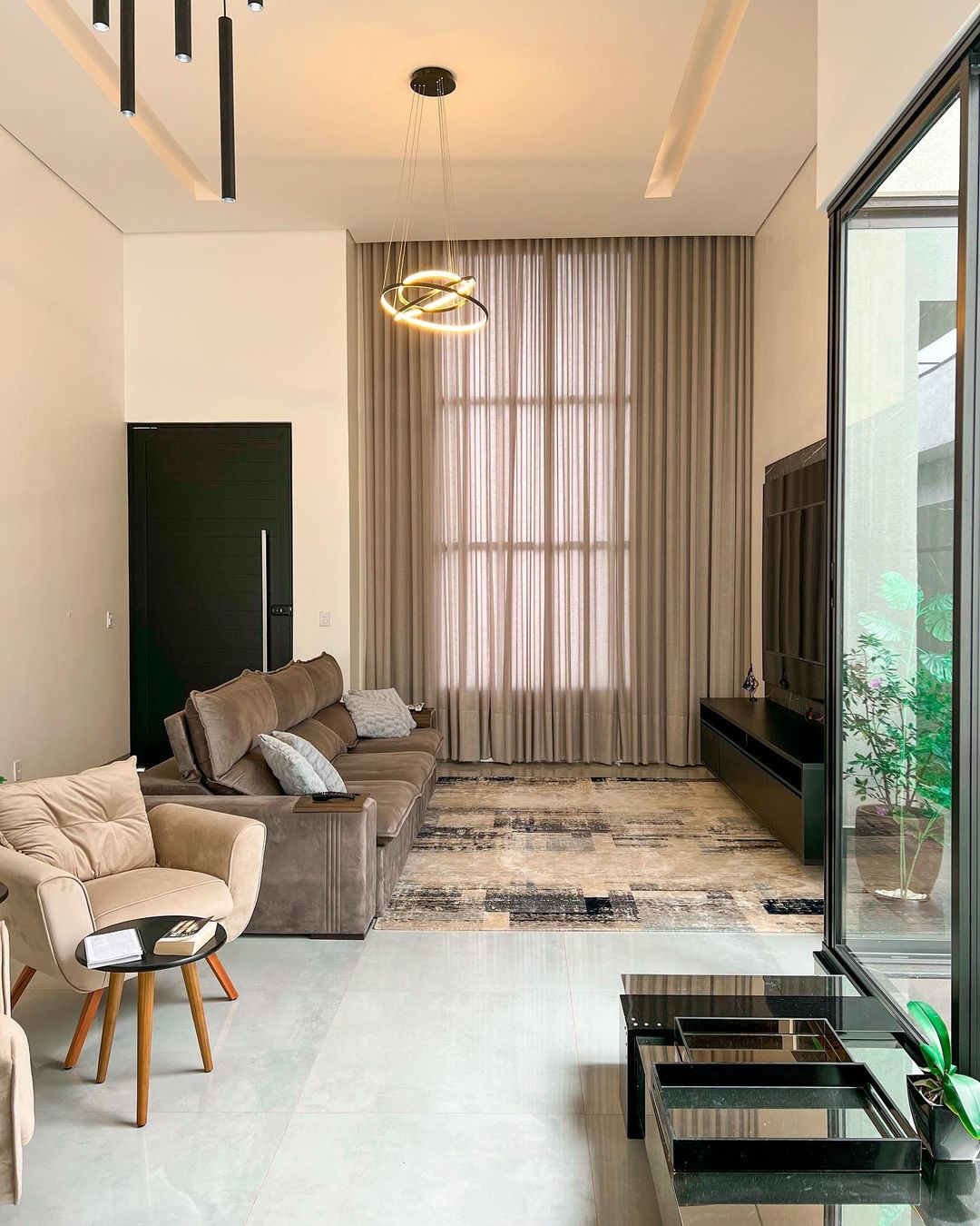 Cortinas bege em sala de estar contemporânea