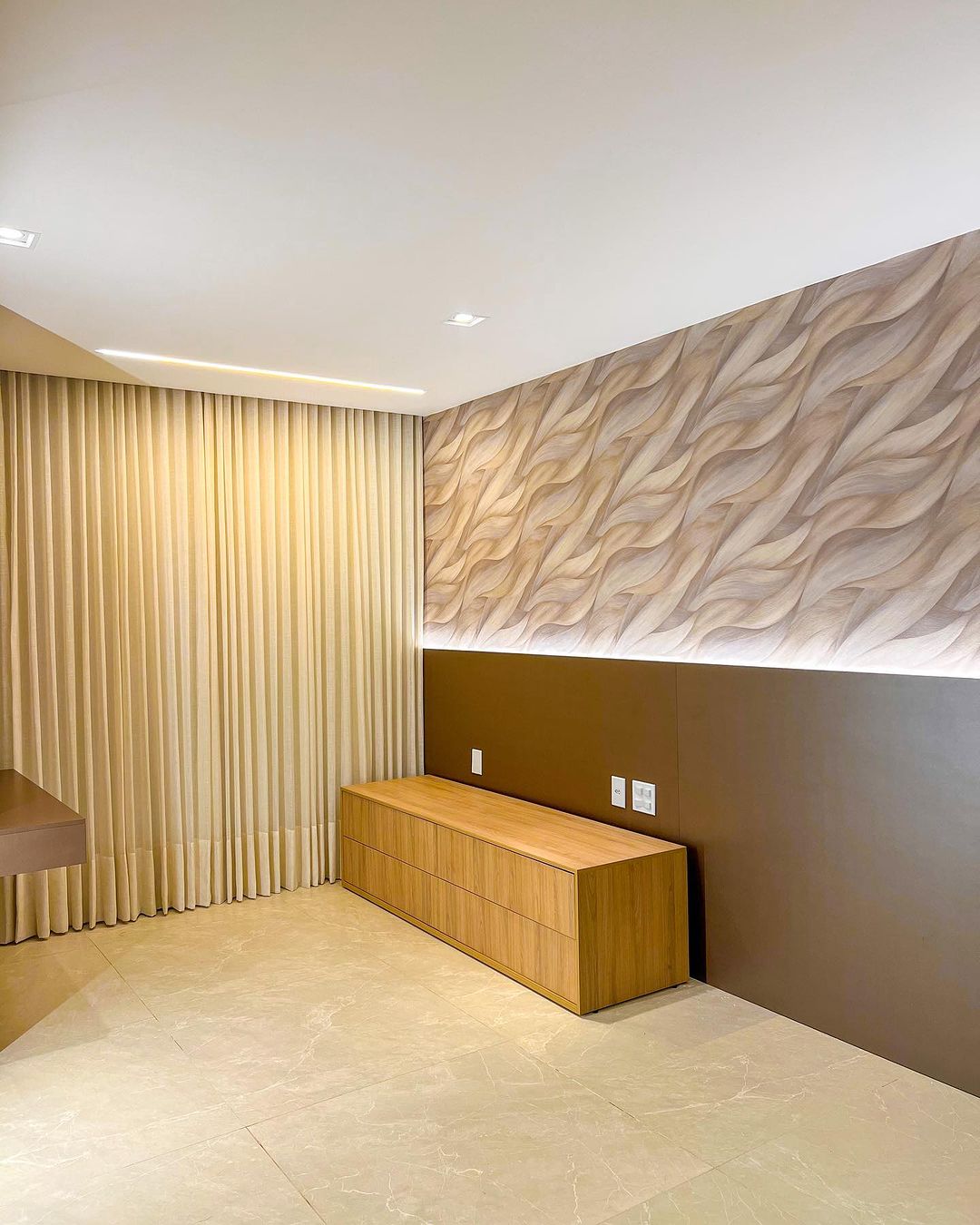 Cortinas douradas em quarto com painel decorativo texturizado