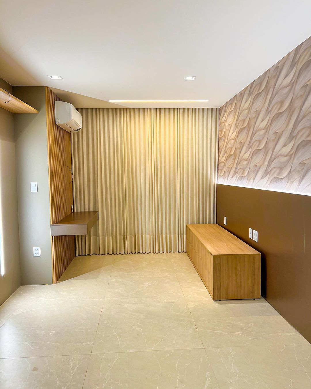 Cortinas bege em quarto com textura ondulada