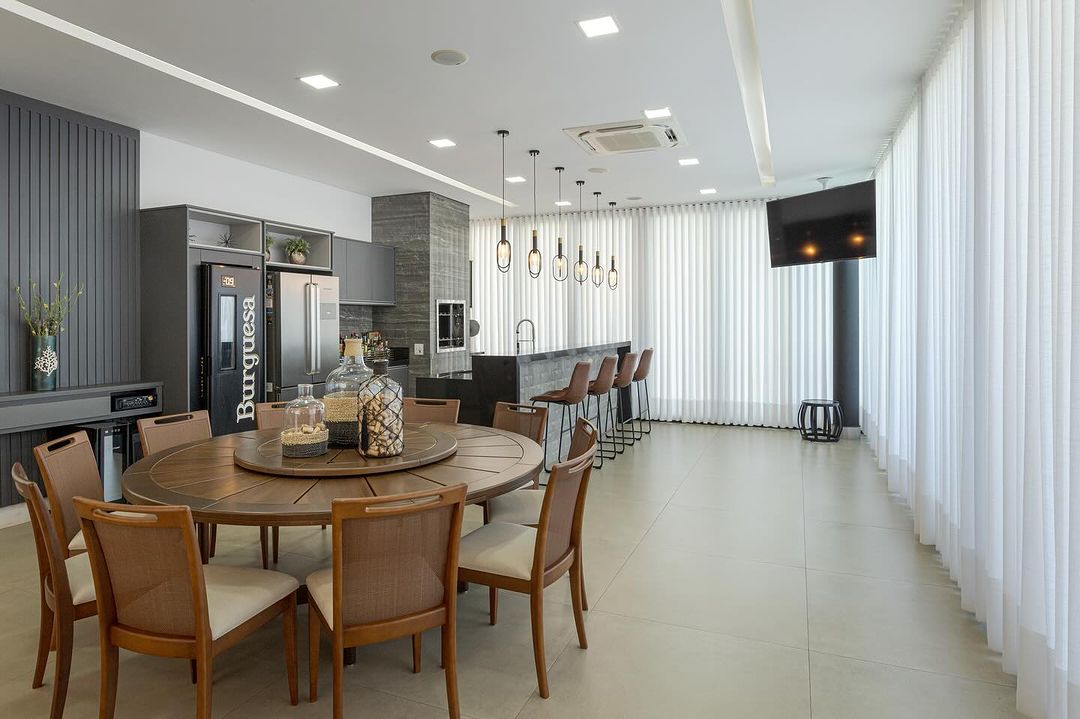 Cortinas brancas em sala de jantar com mesa redonda