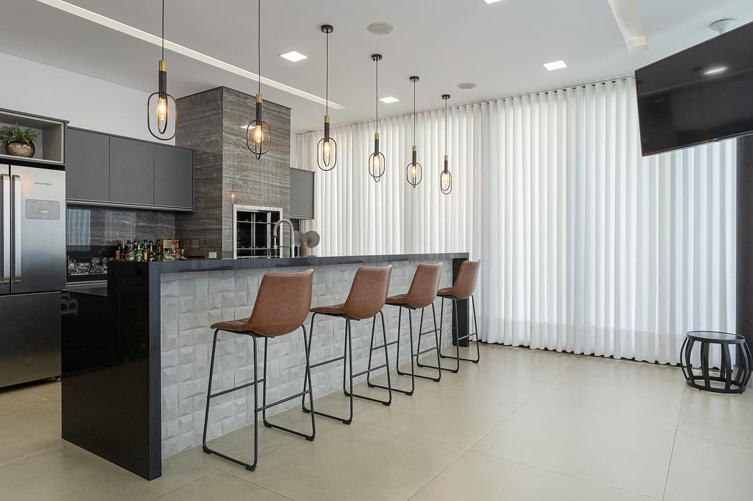 Cortinas brancas verticais em cozinha gourmet