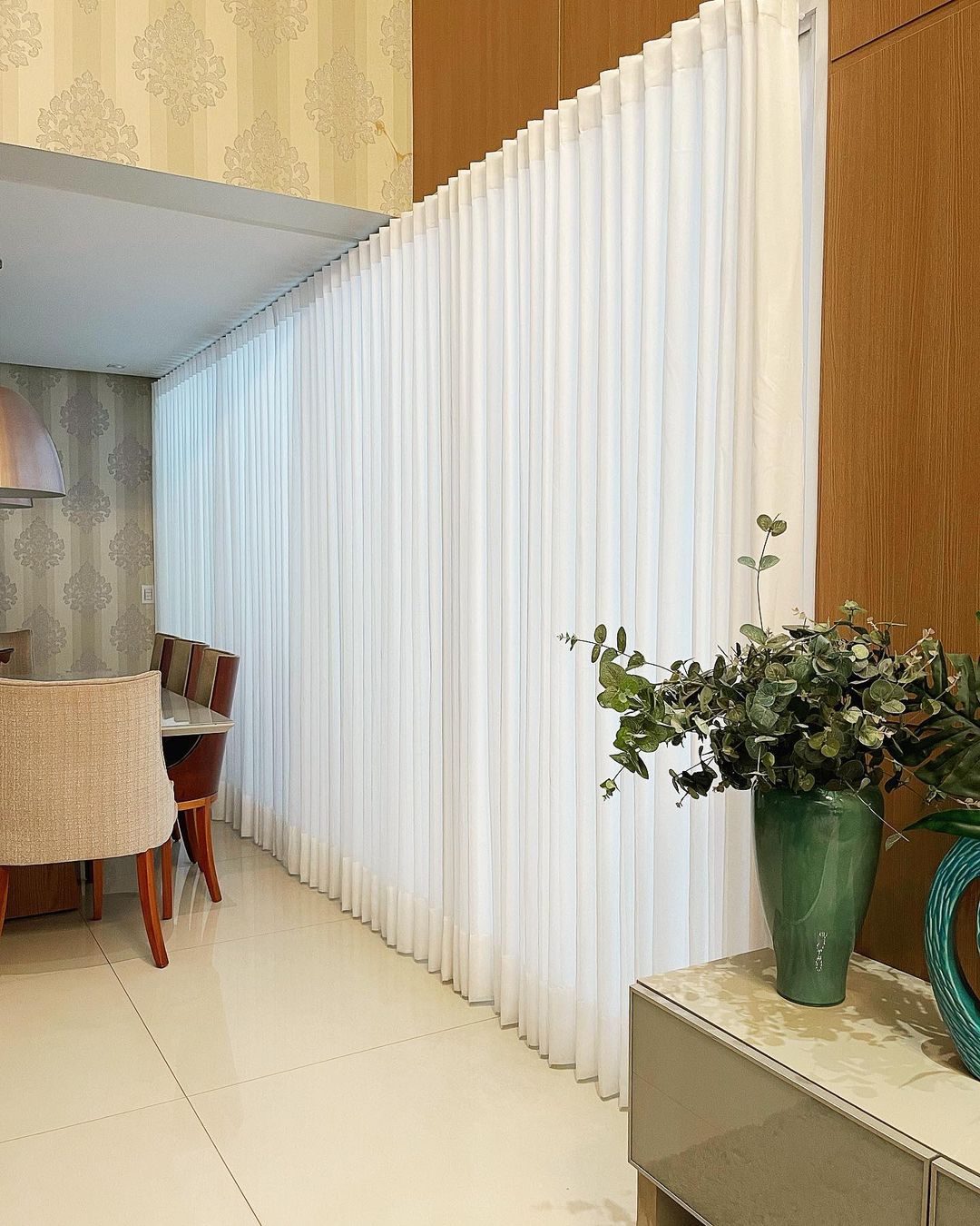 Cortinas brancas verticais em sala de jantar