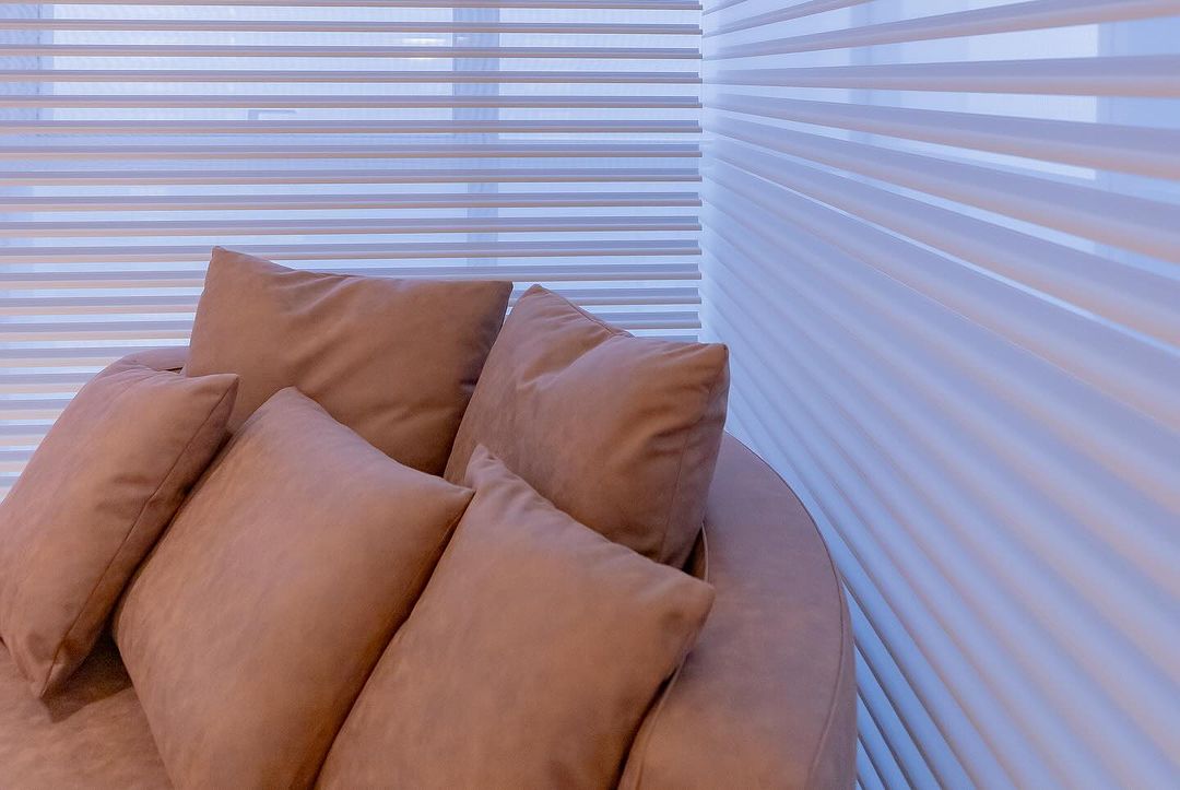 Persianas brancas horizontais modernas em ambiente com almofadas