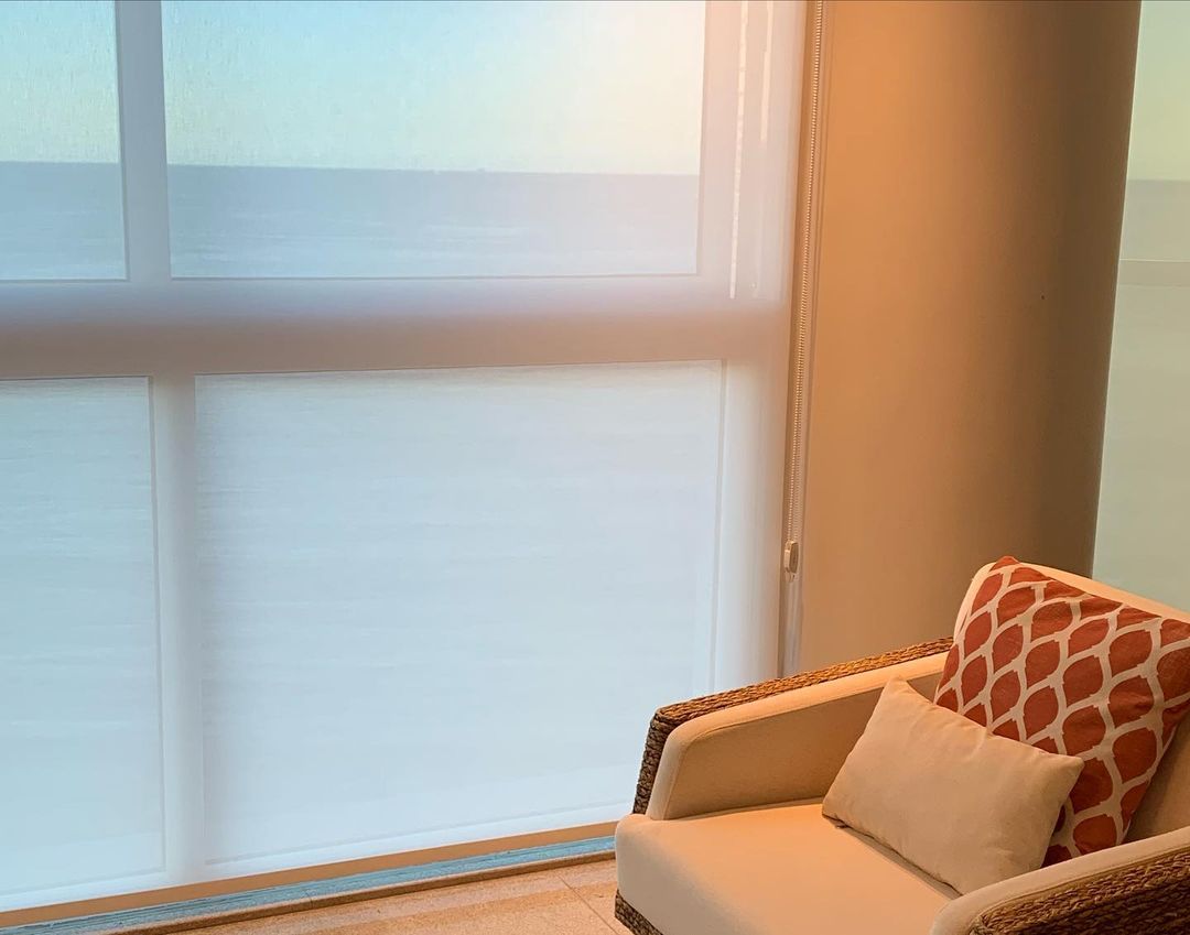 Persiana rolô branca em varanda com vista para o oceano