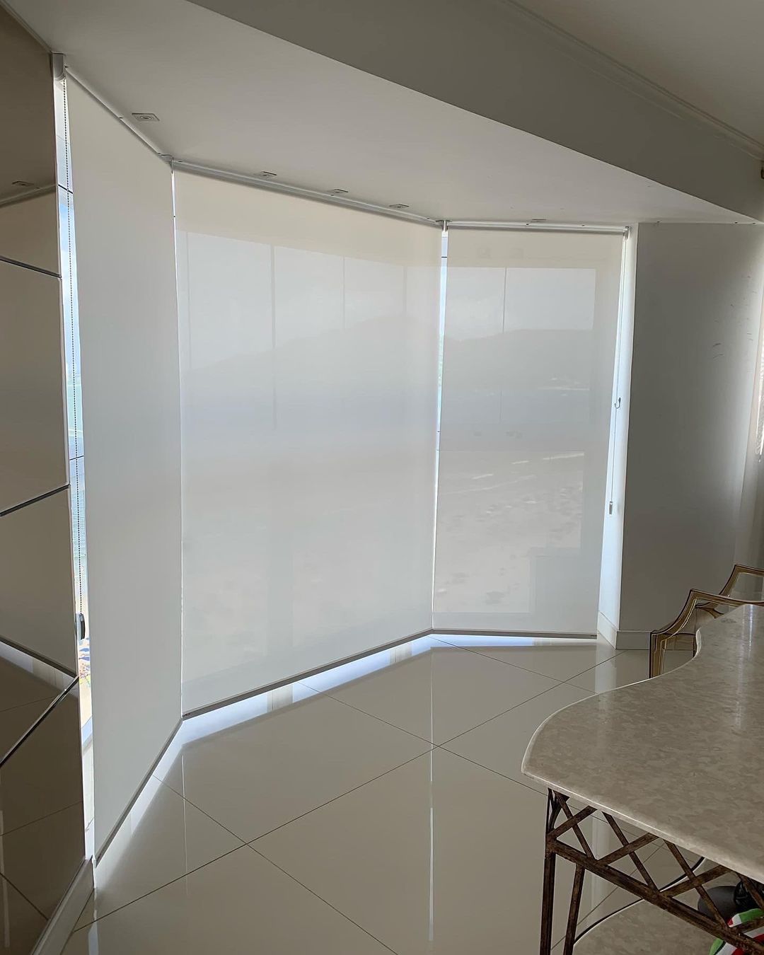 Persiana rolô brancas em sala de jantar contemporânea