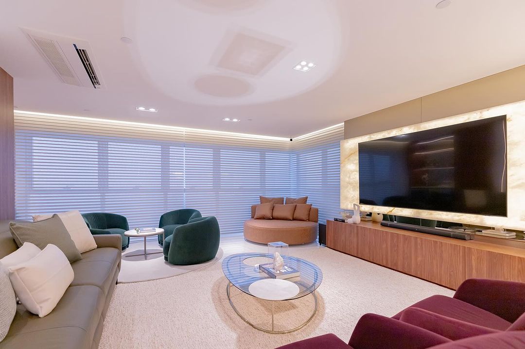 Persianas horizontais em living amplo com decoração colorida