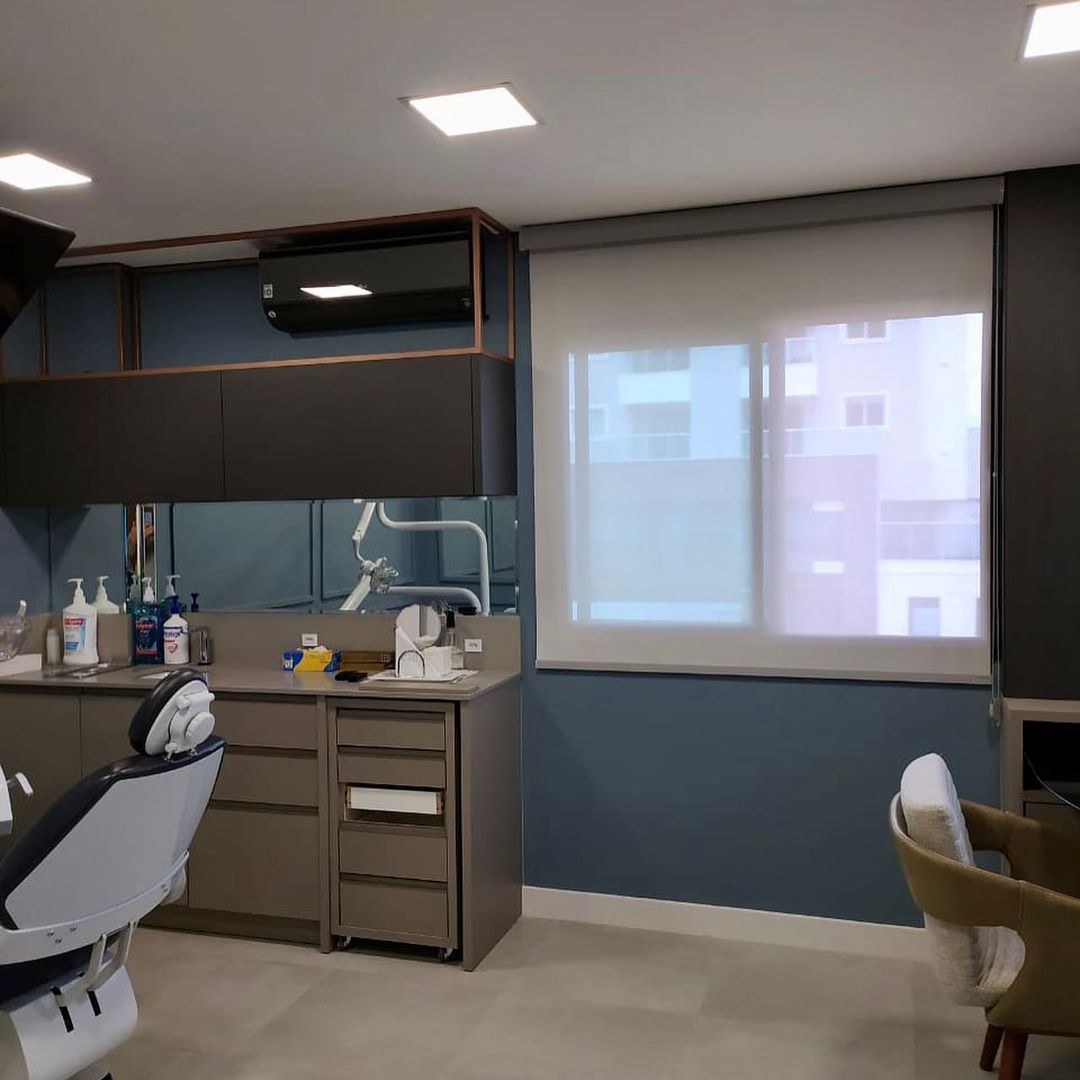 Persiana rolô cinza em consultório odontológico moderno