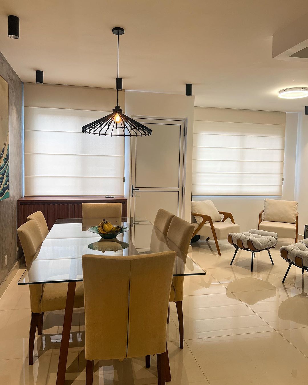 Persianas romanas brancas em sala de jantar e estar aconchegante