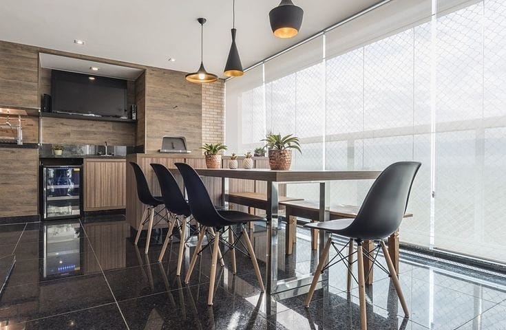 Persiana vertical branca em varanda gourmet com mesa de jantar