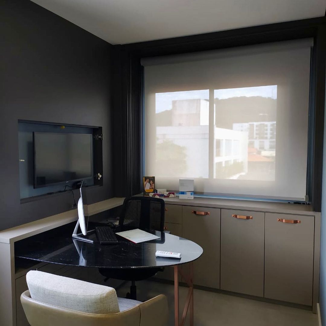 Persiana rolô cinza em escritório moderno com paredes escuras