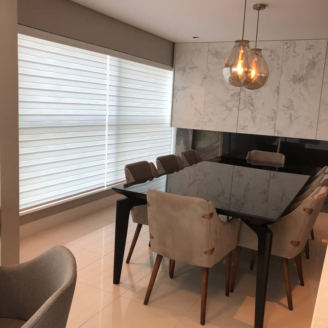 Persiana silhouette branca em sala de jantar elegante com mármore