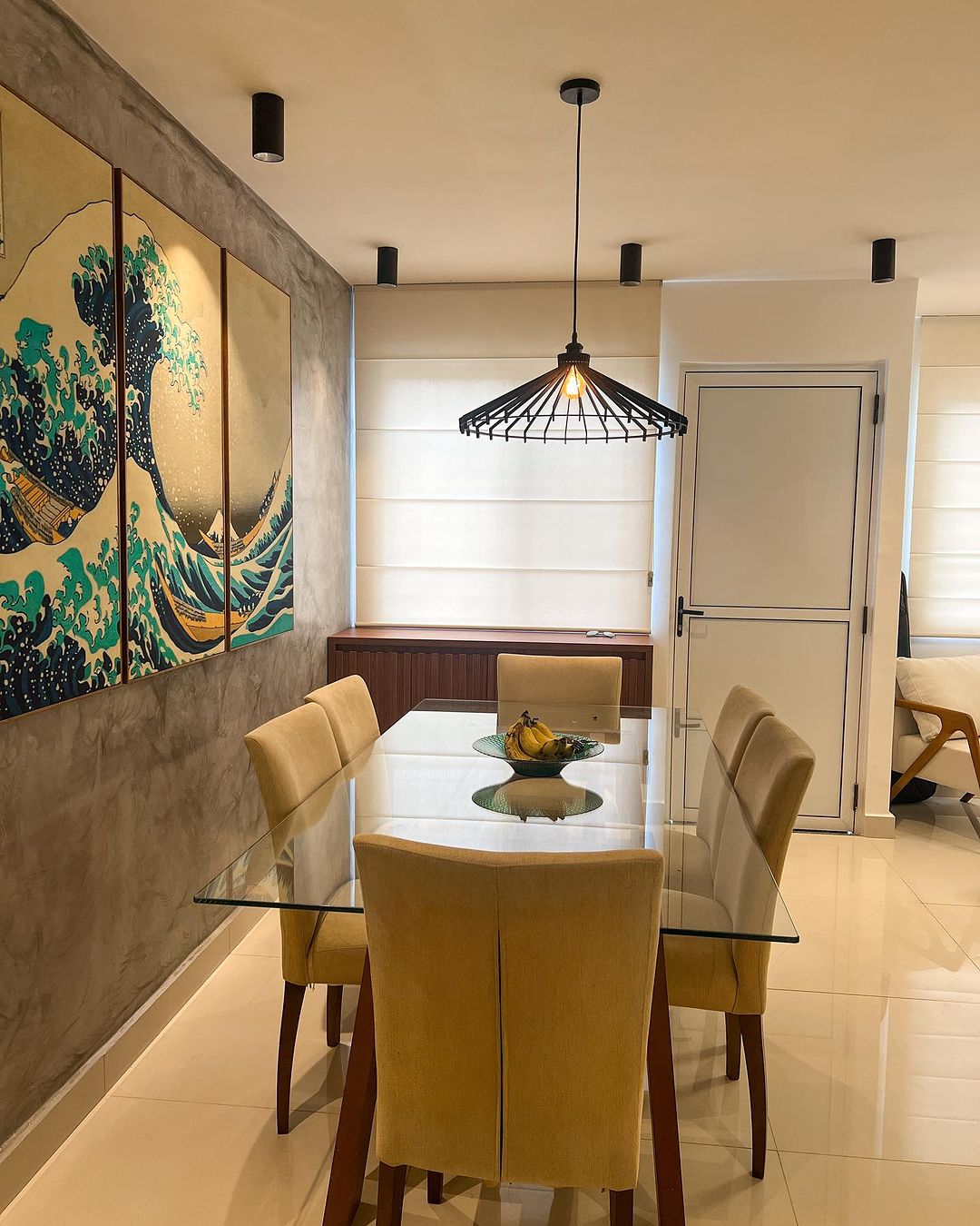 Persiana romana branca em sala de jantar com quadro japonês