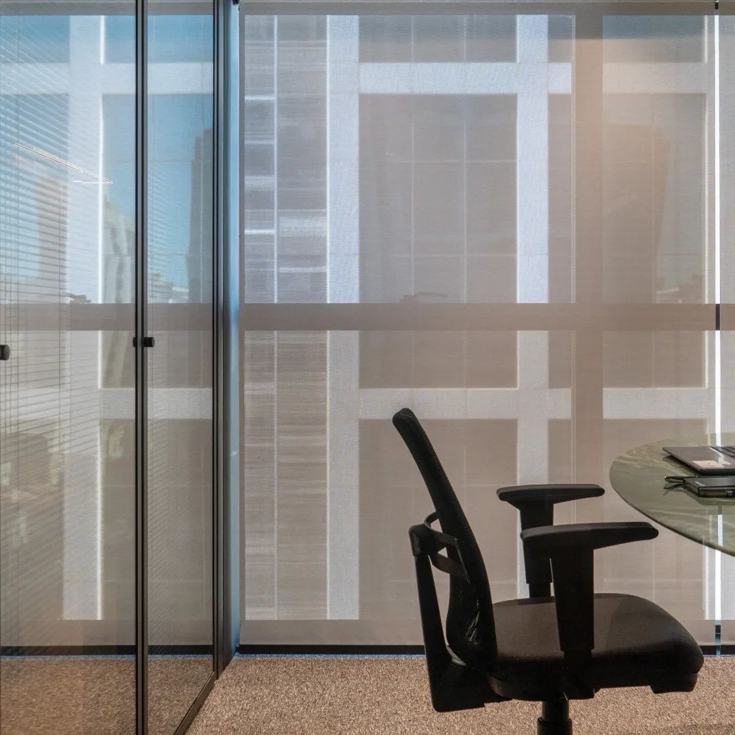 Persiana tela solar em escritório corporativo moderno