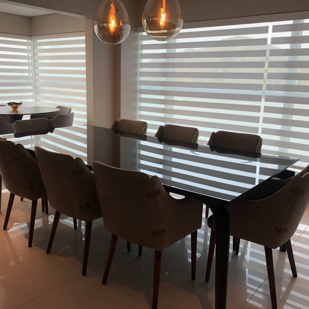 Persianas double vision listradas em sala de jantar ampla