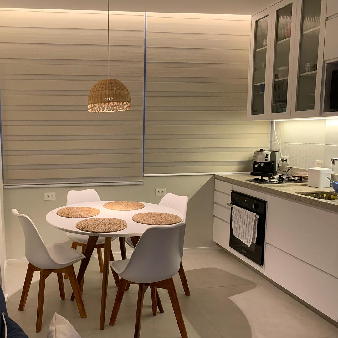 Copa com persiana double vision cinza e mesa redonda branca