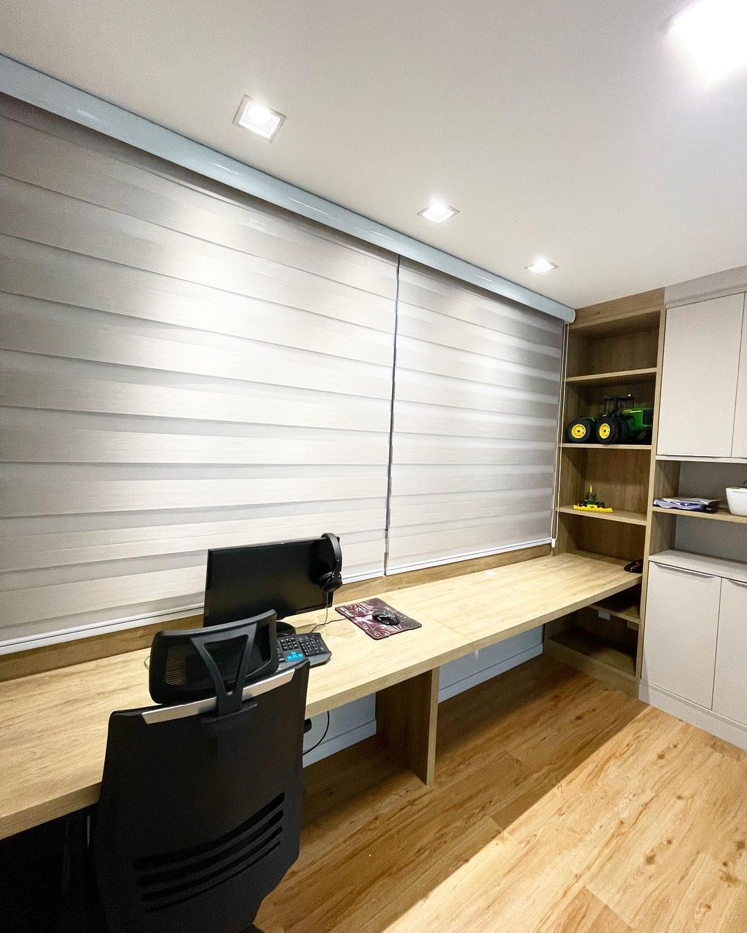 Escritório comercial com persianas rolô tela solar em janelas panorâmicas